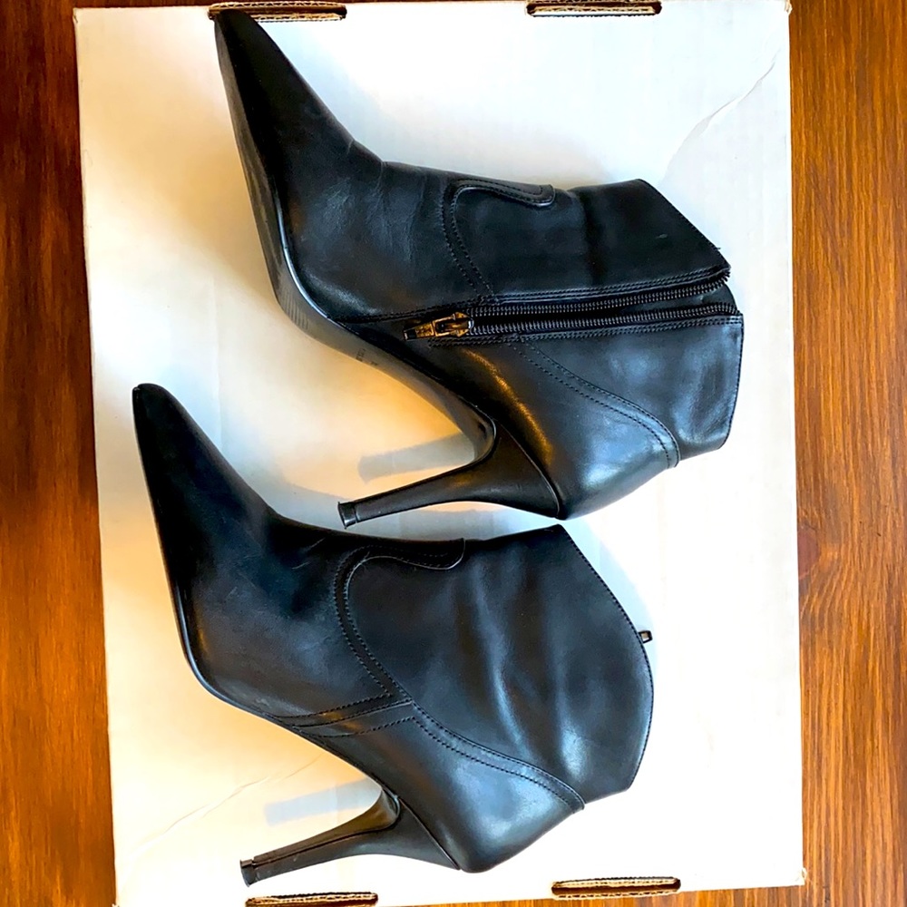 Nine West 7M black leather low boots with heel. Excellent condition!
